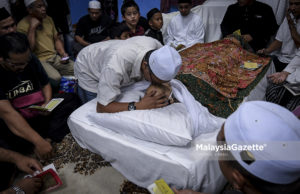 Ketua Pegawai Eksekutif Alam Flora, Datuk Mohd Zain Hassan mencium jenazah bapanya, Allahyarham Tan Sri Hassan Azhari di kediamannya Keramat, Kuala Lumpur. foto HAZROL ZAINAL, 06 OKTOBER 2018.