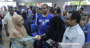 Timbalan Perdana Menteri, Datuk Seri Dr. Wan Azizah Wan Ismail bersalaman dengan orang ramai pada Santai Petang Bersama Warga Pekerja Port Dickson sempena Pilihan Raya Kecil (PRK) P.132 Port Dickson di Bilik Gerakan Utama (BGU) Pakatan Haparan, Port Dickson, Negeri Sembilan. foto SYAFIQ AMBAK, 06 OKTOBER 2018.