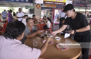 Calon Bebas, Kan Chee Yuen Mengedarkan Risalah Ketika Berkempen di PRK Port Dickson