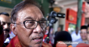 Calon Pakatan Harapan, Datuk Seri Anwar Ibrahim bercakap kepada media sempena kempen Pilihan Raya Kecil (PRK) P.132 Port Dickson di PD Waterfront, Port Dickson, Negeri Sembilan. foto FAREEZ FADZIL, 08 OKTOBER 2018