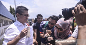 Calon bebas P.132 Port Dickson, Stevie Chan Keng Leong menunjukkan laporan polis berkenaan beberapa pekara berkaitan kelakuan calon sepanjang tempoh berkempen di Ibu Pejabat Polis Daerah Port Dickson, Negeri Sembilan. foto SYAFIQ AMBAK, 08 OKTOBER 2018