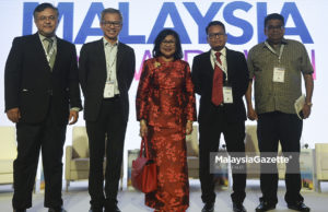 Tan Sri Rafidah Aziz bersama Ahli Parlimen Damansara, Tony Pua (dua kiri), Pengerusi Biro Dasar Strategi Parti Pribumi Bersatu Malaysia (PPBM), Datuk Dr. Rais Hussin (kanan) dan Ahli Parlimen Setiawangsa, Nik Nazmi Nik Ahmad (dua kanan) selepas selesai menghadiri sesi panel "Malaysia Baharu Maju Bersama" pada Program Malaysia A New Dawn di Hotel Shangri-La, Kuala Lumpur. foto AFFAN FAUZI, 09 OKTOBER 2018
