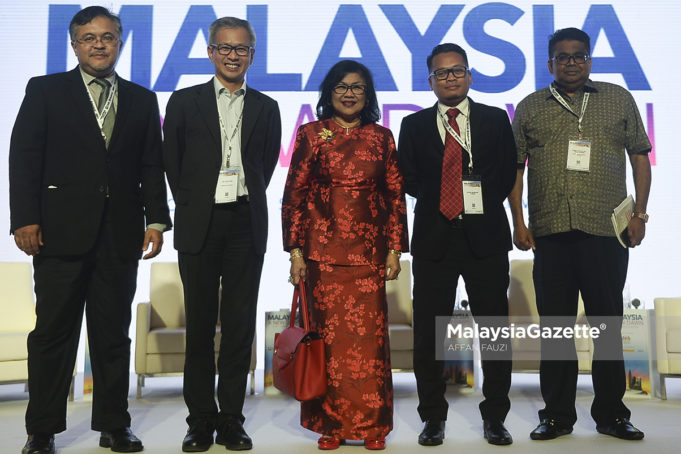 Tan Sri Rafidah Aziz bersama Ahli Parlimen Damansara, Tony Pua (dua kiri), Pengerusi Biro Dasar Strategi Parti Pribumi Bersatu Malaysia (PPBM), Datuk Dr. Rais Hussin (kanan) dan Ahli Parlimen Setiawangsa, Nik Nazmi Nik Ahmad (dua kanan) selepas selesai menghadiri sesi panel 