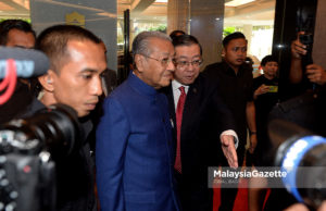 Perdana Menteri, Tun Dr. Mahathir Mohamad diiringi Menteri Kewangan, Lim Guan Eng ketika hadir pada Program Malaysia A New Dawn di Hotel Shangri-La, Kuala Lumpur. foto IQBAL BASRI, 09 OKTOBER 2018