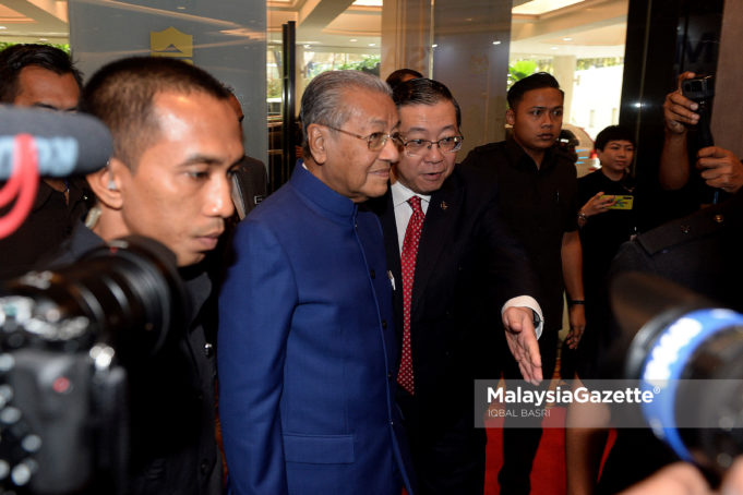 Perdana Menteri, Tun Dr. Mahathir Mohamad diiringi Menteri Kewangan, Lim Guan Eng ketika hadir pada Program Malaysia A New Dawn di Hotel Shangri-La, Kuala Lumpur. foto IQBAL BASRI, 09 OKTOBER 2018