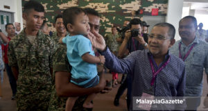 Calon bebas, Tan Sri Isa Samad beramah mesra dengan anggota tentera semasa meninjau proses pengundian awal Pilihan Raya Kecil (PRK) P.132 Port Dickson di Pusat Latihan Asas Tentera Darat (PUSASDA), Port Dickson, Negeri Sembilan. foto FAREEZ FADZIL, 09 OKTOBER 2018