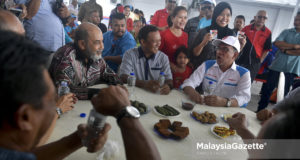 Calon Pakatan Harapan, Datuk Seri Anwar Ibrahim beramah mesra dengan orang ramai yang turut dihadiri bekas Anggota Majlis Tertinggi UMNO, Tan Sri Syed Hamid Albar (dua kiri) sempena kempen Pilihan Raya Kecil (PRK) P.132 Port Dickson di Perbadanan Perwira Niaga Malaysia (PERNAMA), Port Dickson, Negeri Sembilan. foto FAREEZ FADZIL, 10 OKTOBER 2018