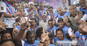 Calon Pakatan Harapan, Datuk Seri Anwar Ibrahim (tengah) bergambar bersama persatuan Reformis 98 pada Pertemuan Khas Bersama Reformis 98 Negeri Sembilan sempena Pilihan Raya Kecil (PRK) P.132 Port Dickson di Padang Petanque, Port Dickson, Negeri Sembilan. foto SYAFIQ AMBAK, 11 OKTOBER 2018.
