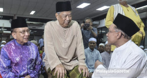Presiden Parti Pribumi Bersatu Malaysia (PPBM), Tan Sri Muhyiddin Yassin (tengah) beramah mesra dengan Calon Pakatan Harapan, Datuk Seri Anwar Ibrahim (kanan) sambil diperhatikan Pengerusi Badan Pimpinan Parti Pribumi Bersatu Malaysia (BERSATU) Negeri Sembilan, Tan Sri Rais Yatim (kiri) pada majlis Ceramah Umum Pakatan Harapan di Masjid Bagan Pinang, Port Dickson, Negeri Sembilan. foto SYAFIQ AMBAK, 11 OKTOBER 2018.