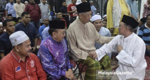 Presiden Parti Pribumi Bersatu Malaysia (PPBM), Tan Sri Muhyiddin Yassin berbual dengan calon Pakatan Harapan, Datuk Seri Anwar Ibrahim sambil diperhatikan Pengerusi Badan Pimpinan Parti Pribumi Bersatu Malaysia (BERSATU) Negeri Sembilan, Tan Sri Rais Yatim (dua kiri) pada majlis Ceramah Umum Pakatan Harapan di Masjid Bagan Pinang, Port Dickson, Negeri Sembilan. foto SYAFIQ AMBAK, 11 OKTOBER 2018.