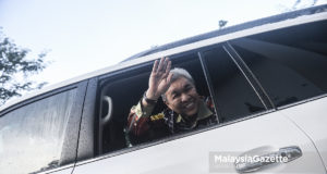 Presiden UMNO, Datuk Seri Ahmad Zahid Hamidi melambai kepada pengamal media selepas memberikan keterangan buat kali ke empat berhubung dakwaan penyalahgunaan wang dana dalam Yayasan Akalbudi di bu pejabat Suruhanjaya Pencegahan Rasuah Malaysia (SPRM), Putrajaya. foto AFFAN FAUZI, 11 OKTOBER