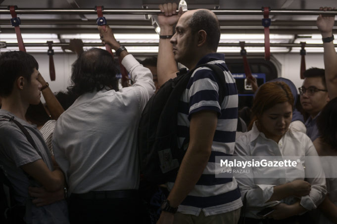 Keadaan sesak di salah satu gerabak Transit Aliran Ringan (LRT) semasa tinjaun lensa MalaysiaGazette di Stesen LRT KL Sentral, Kuala Lumpur. foto AFIQ RAZALI, 12 JULAI 2018. - foto hiasan
