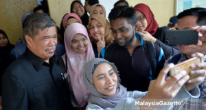 Presiden Parti Amanah, Mohamad Sabu beramah mesra bersama peserta pada Seminar UMCEDEL (Hala Tuju Parti Amanah Pasca PRU-14) di Univesiti Malaya, Kuala Lumpur. foto IQBAL BASRI, 12 OKTOBER 2018