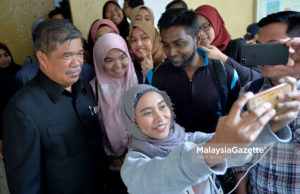 Presiden Parti Amanah, Mohamad Sabu beramah mesra bersama peserta pada Seminar UMCEDEL (Hala Tuju Parti Amanah Pasca PRU-14) di Univesiti Malaya, Kuala Lumpur. foto IQBAL BASRI, 12 OKTOBER 2018