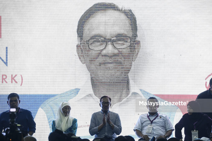 MGF13102018_ANWAR RAIH MENANG07