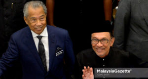 Menteri Dalam Negeri, Tan Sri Muhyiddin Yassn bersama Datuk Seri Anwar Ibrahim menuju ke Dewan Rakyat di Bangunan Parlimen, Kuala Lumpur. foto IQBAL BASRI, 15 OKTOBER 2018.
