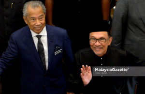 Menteri Dalam Negeri, Tan Sri Muhyiddin Yassn bersama Datuk Seri Anwar Ibrahim menuju ke Dewan Rakyat di Bangunan Parlimen, Kuala Lumpur. foto IQBAL BASRI, 15 OKTOBER 2018.