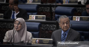 Perdana Menteri, Tun Dr. Mahathir Mohamad bersama Timbalan Perdana Menteri yang juga Ahli Parlimen Pandan, Datuk Seri Wan Azizah Wan Ismail hadir pada persidangan Dewan Rakyat di Parlimen, Kuala Lumpur. foto HAZROL ZAINAL, 15 OKTOBER 2018.