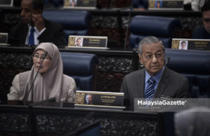 Perdana Menteri, Tun Dr. Mahathir Mohamad bersama Timbalan Perdana Menteri yang juga Ahli Parlimen Pandan, Datuk Seri Wan Azizah Wan Ismail hadir pada persidangan Dewan Rakyat di Parlimen, Kuala Lumpur. foto HAZROL ZAINAL, 15 OKTOBER 2018.