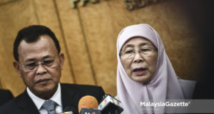 Timbalan Perdana Menteri merangkap Ahli Parlimen Pandan, Datuk Seri Dr. Wan Azizah Wan Ismail bercakap ketika sesi sidang media sambil diiringi Menteri Besar Johor, Osman Sapian (kiri) ketika hadir pada Sidang Dewan Rakyat di Bangunan Parlimen, Kuala Lumpur. foto AFFAN FAUZI, 16 OKTOBER 2018