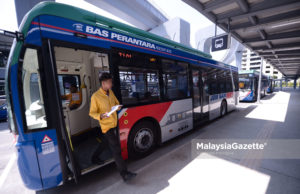 Pihak MRT turut menyediakan perkhidmatan Bas Pengantara dibeberapa Stesen MRT terpilih dengan bayaran hanya RM1 bagi setiap perjalanan dalam lingkungan 15 kilometer dari Stesen MRT. foto SAFWAN MANSOR, 16 DISEMBER 2016