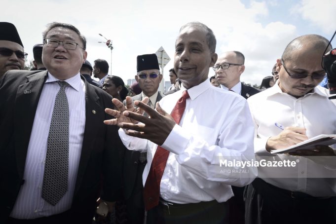 Menteri Sumber Manusia, M.Kulasegaran bersama wakil Kongres Kesatuan Sekerja Malaysia (MTUC) yang hadir bagi menghantar memorandum bantahan gaji minimum yang ditetapkan oleh kerajaan di luar Bangunan Parlimen, Kuala Lumpur. foto AFIQ RAZALI, 17 OKTOBER 2018.