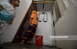 Penduduk, Rozie Abdullah menunjukkan keadaan paip yang rosak semasa tinjauan Malaysia Gazette di Flat Desa Tasik Fasa 1A, Sungai Besi, Kuala Lumpur. foto FAREEZ FADZIL, 17 OKTOBER 2018