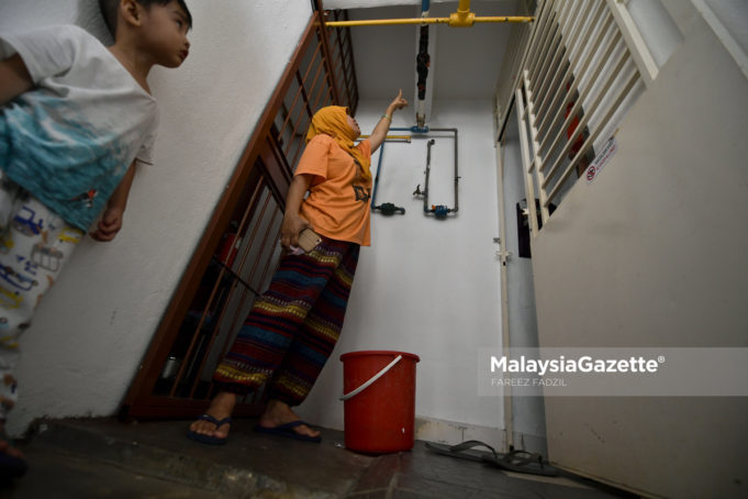 Penduduk, Rozie Abdullah menunjukkan keadaan paip yang rosak semasa tinjauan Malaysia Gazette di Flat Desa Tasik Fasa 1A, Sungai Besi, Kuala Lumpur. foto FAREEZ FADZIL, 17 OKTOBER 2018