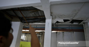 Penduduk menunjukkan keadaan siling yang usang dan rosak semasa tinjauan Malaysia Gazette di Flat Desa Tasik Fasa 1A, Sungai Besi, Kuala Lumpur. foto FAREEZ FADZIL, 17 OKTOBER 2018