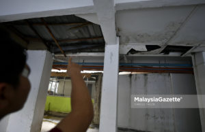 Penduduk menunjukkan keadaan siling yang usang dan rosak semasa tinjauan Malaysia Gazette di Flat Desa Tasik Fasa 1A, Sungai Besi, Kuala Lumpur. foto FAREEZ FADZIL, 17 OKTOBER 2018