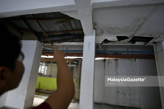 Penduduk menunjukkan keadaan siling yang usang dan rosak semasa tinjauan Malaysia Gazette di Flat Desa Tasik Fasa 1A, Sungai Besi, Kuala Lumpur. foto FAREEZ FADZIL, 17 OKTOBER 2018