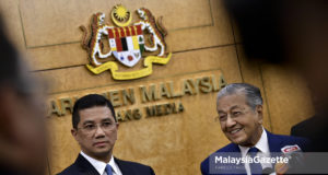 Perdana Menteri, Tun Dr. Mahathir Mohamad mendengar soalan wartawan pada sidang media selepas membentangkan Rancangan Malaysia ke 11 (RMK11) sambil diiringi Menteri Hal Ehwal Ekonomi, Datuk Seri Azmin Ali (kiri) di Dewan Rakyat, Bangunan Parlimen, Kuala Lumpur. foto FAREEZ FADZIL, 18 OKTOBER 2018