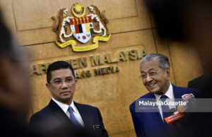 Perdana Menteri, Tun Dr. Mahathir Mohamad mendengar soalan wartawan pada sidang media selepas membentangkan Rancangan Malaysia ke 11 (RMK11) sambil diiringi Menteri Hal Ehwal Ekonomi, Datuk Seri Azmin Ali (kiri) di Dewan Rakyat, Bangunan Parlimen, Kuala Lumpur. foto FAREEZ FADZIL, 18 OKTOBER 2018