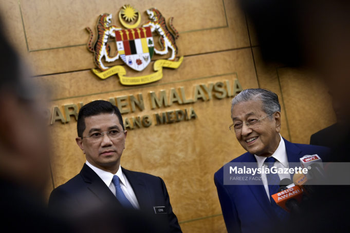 Perdana Menteri, Tun Dr. Mahathir Mohamad mendengar soalan wartawan pada sidang media selepas membentangkan Rancangan Malaysia ke 11 (RMK11) sambil diiringi Menteri Hal Ehwal Ekonomi, Datuk Seri Azmin Ali (kiri) di Dewan Rakyat, Bangunan Parlimen, Kuala Lumpur. foto FAREEZ FADZIL, 18 OKTOBER 2018