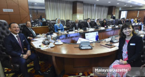 Menteri Pendidikan, Maszlee Malik (kiri) mengetuai Mesyuarat Jawatankuasa Kajian Dasar Pendidikan Negara (JKKDPN) pada Sidang Dewan Rakyat di Bangunan Parlimen, Kuala Lumpur. foto SYAFIQ AMBAK, 18 OKTOBER 2018