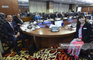 Menteri Pendidikan, Maszlee Malik (kiri) mengetuai Mesyuarat Jawatankuasa Kajian Dasar Pendidikan Negara (JKKDPN) pada Sidang Dewan Rakyat di Bangunan Parlimen, Kuala Lumpur. foto SYAFIQ AMBAK, 18 OKTOBER 2018