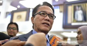 Menteri di Jabatan Perdana Menteri (Undang-Undang), Liew Vui Keong bercakap kepada media ketika hadir pada Sidang Dewan Rakyat di Bangunan Parlimen, Kuala Lumpur. foto FAREEZ FADZIL, 18 OKTOBER 2018.