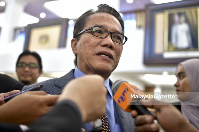 Menteri di Jabatan Perdana Menteri (Undang-Undang), Liew Vui Keong bercakap kepada media ketika hadir pada Sidang Dewan Rakyat di Bangunan Parlimen, Kuala Lumpur. foto FAREEZ FADZIL, 18 OKTOBER 2018.