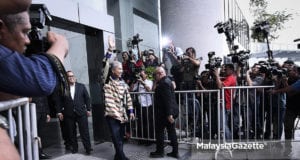 Presiden UMNO, Datuk Seri Ahmad Zahid Hamidi tiba di ibu pejabat Suruhanjaya Pencegahan Rasuah Malaysia (SPRM) selepas menerima notis serah diri berhubung dakwaan penyalahgunaan wang dana dalam Yayasan Akalbudi di Putrajaya. foto HAZROL ZAINAL, 18 OKTOBER 2018.