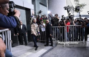 Presiden UMNO, Datuk Seri Ahmad Zahid Hamidi tiba di ibu pejabat Suruhanjaya Pencegahan Rasuah Malaysia (SPRM) selepas menerima notis serah diri berhubung dakwaan penyalahgunaan wang dana dalam Yayasan Akalbudi di Putrajaya. foto HAZROL ZAINAL, 18 OKTOBER 2018.
