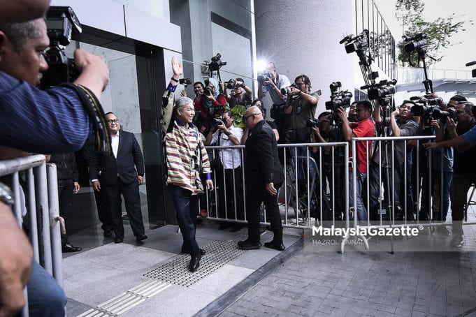 Presiden UMNO, Datuk Seri Ahmad Zahid Hamidi tiba di ibu pejabat Suruhanjaya Pencegahan Rasuah Malaysia (SPRM) selepas menerima notis serah diri berhubung dakwaan penyalahgunaan wang dana dalam Yayasan Akalbudi di Putrajaya. foto HAZROL ZAINAL, 18 OKTOBER 2018.