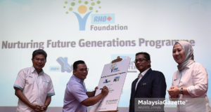 Menteri Besar Selangor, Amirudin Shari (dua kiri) diiringi Pengarah Urusan RHB Banking Group, Datuk Khairussaleh Ramli (kiri) menurunkan tandatangan sebagai gimik Pelancaran RHB-X-Cel dan RHB Money Master di Kompleks RHB Bangi, Selangor. foto HAZROL ZAINAL, 20 OKTOBER 2018.
