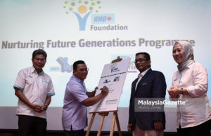 Menteri Besar Selangor, Amirudin Shari (dua kiri) diiringi Pengarah Urusan RHB Banking Group, Datuk Khairussaleh Ramli (kiri) menurunkan tandatangan sebagai gimik Pelancaran RHB-X-Cel dan RHB Money Master di Kompleks RHB Bangi, Selangor. foto HAZROL ZAINAL, 20 OKTOBER 2018.