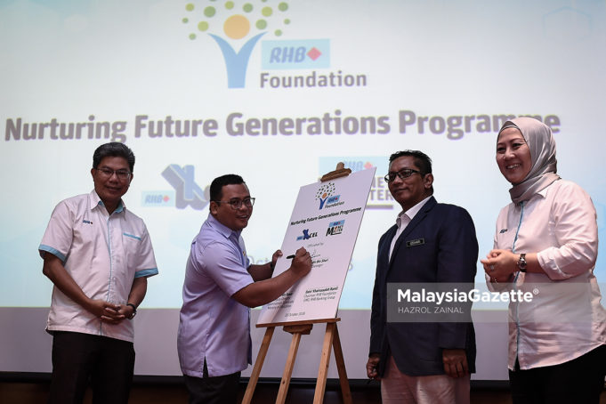 Menteri Besar Selangor, Amirudin Shari (dua kiri) diiringi Pengarah Urusan RHB Banking Group, Datuk Khairussaleh Ramli (kiri) menurunkan tandatangan sebagai gimik Pelancaran RHB-X-Cel dan RHB Money Master di Kompleks RHB Bangi, Selangor. foto HAZROL ZAINAL, 20 OKTOBER 2018.