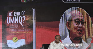Presiden Jemaah Penasihat UMNO, Tengku Razaleigh Hamzah bercakap pada Pelancaran Buku "The End Of UMNO? Where is UMNO headed after GE14?" di AIAC Auditorium (KLRCA) Bangunan Sulaiman, Jalan Sultan Hishamuddin, Kuala Lumpur. foto AFFAN FAUZI, 20 OKTOBER 2018