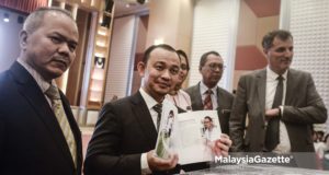 Menteri Pendidikan, Maszlee Malik melancarkan buku "International Alumni of Malaysia" pada Program Meet & Greet bersama Menteri Pendidikan di Kementerian Pendidikan Malaysia, Presint 5, Putrajaya. foto AFIQ RAZALI, 22 OKTOBER 2018.