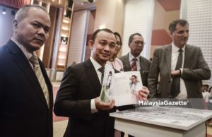 Menteri Pendidikan, Maszlee Malik melancarkan buku "International Alumni of Malaysia" pada Program Meet & Greet bersama Menteri Pendidikan di Kementerian Pendidikan Malaysia, Presint 5, Putrajaya. foto AFIQ RAZALI, 22 OKTOBER 2018.