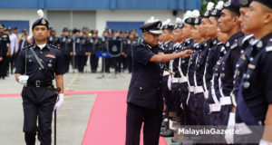 Ketua Polis Negara, Tan Sri Mohamad Fuzi Harun memeriksa perbarisan kawalan kehormat pada Perhimpunan Bulanan Semua Jabatan Peringkat Bukit Aman Anjuran Jabatan Siasatan dan Penguatkuasa Trafik (JSPT) di Bukit Aman, Kuala Lumpur. foto IQBAL BASRI, 24 OKTOBER 2018