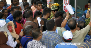 Keadaan kelihatan sesak di hadapan pintu dewan semasa sebahagian ahli beratur untuk mengundi pada Pemilihan Parti Keadilan Rakyat (PKR) bagi cabang Hulu Langat di SJKC Kampung Baru Semenyih, Semenyih, Selangor. foto FAREEZ FADZIL, 28 OKTOBER 2018