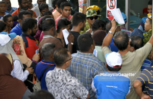 Keadaan kelihatan sesak di hadapan pintu dewan semasa sebahagian ahli beratur untuk mengundi pada Pemilihan Parti Keadilan Rakyat (PKR) bagi cabang Hulu Langat di SJKC Kampung Baru Semenyih, Semenyih, Selangor. foto FAREEZ FADZIL, 28 OKTOBER 2018